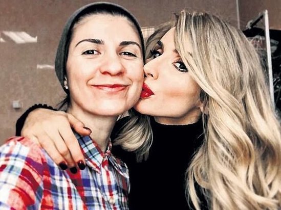 Azərbaycanlı milyonçunun qızı lezbiyandır- məşhur müğənni ilə sevgilidir- ŞOK/ FOTOLAR