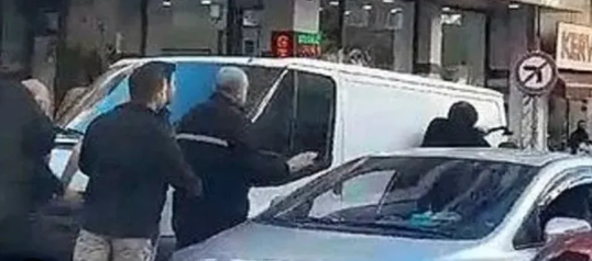 Tıxacda dava: Balta ilə sürücünü vurdu - VİDEO
