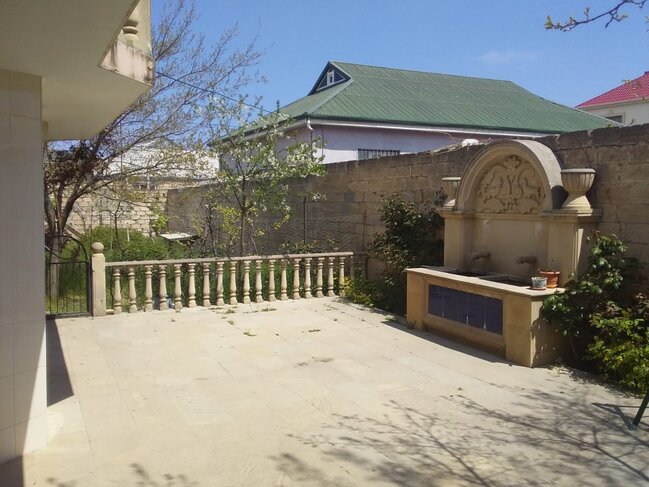 Müşfiqabad qəsəbəsində postun yaxınlığında 2 mərtəbəli həyət evi satılır!