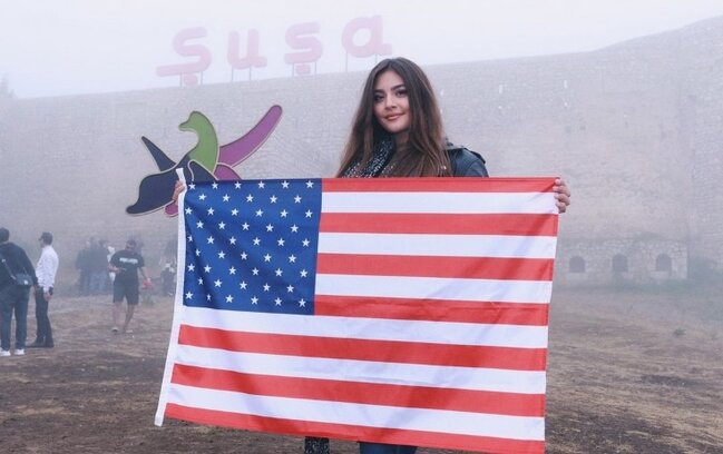 Van Dammın gəlini Amerika bayrağı ilə Şuşada
