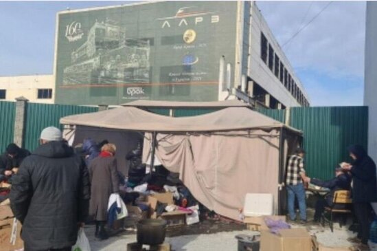 Azərbaycanlılar Lvovda yemək və geyim paylayır