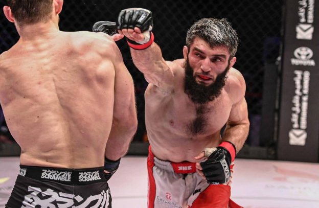 Dağıstanlı dünya çempionu niqablı həyat yoldaşına görə küçədə silaha əl atıb