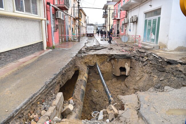 Keşlədə tamamilə sökülən evin - Fotoları