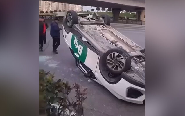 "Koroğlu"da qəzaya uğrayan taksi aşdı (VİDEO)