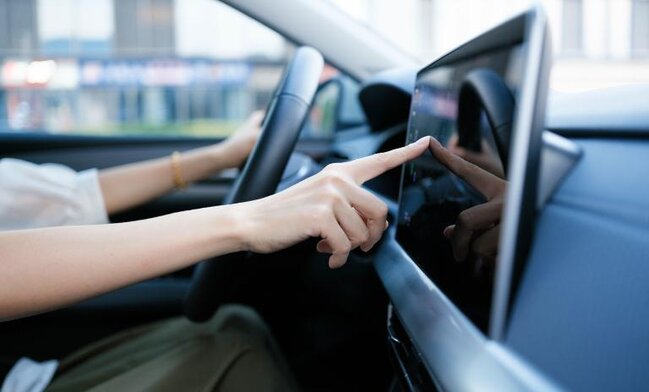 Avtomobillərdə sensorlu ekranlarla bağlı - Xəbərdarlıq