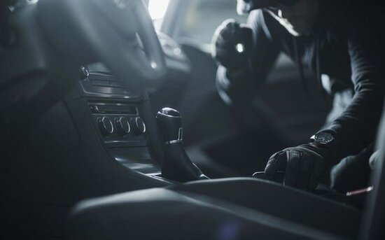 Bakı Şəhər İcra Hakimiyyətinə məxsus avtomobilin təkərləri oğurlandı