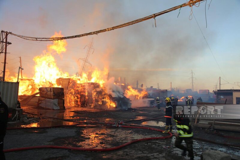 Bakıda taxta bazarında baş verən yanğın yerindən FOTOLAR