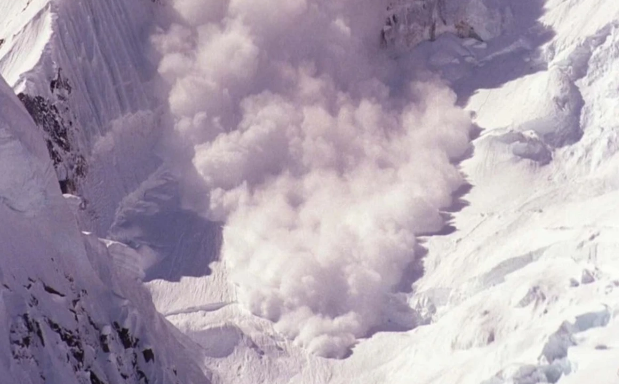 Kamçatkada qızıl yatağının yaxınlığında iki nəfər qar uçqununun altında qalıb