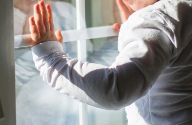 Paytaxtda bədbəxt hadisə: Körpə pəncərədən yıxılıb öldü