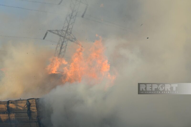Bakıda taxta bazarında baş verən yanğın yerindən FOTOLAR