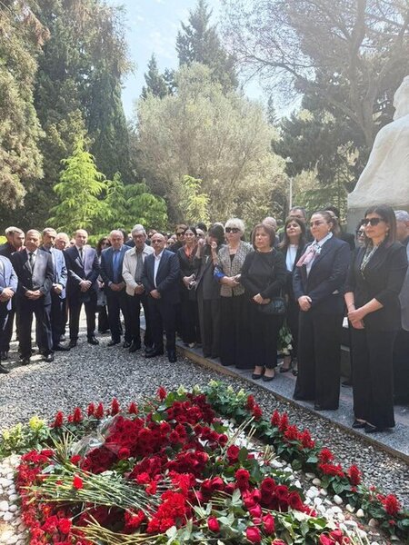 Zamanı sözlə danışdıran yazıçı - Elçinin xatirəsi anılıb