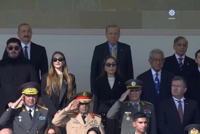 Prezidentin oğlu ilə gəlini hərbi paradda - Foto