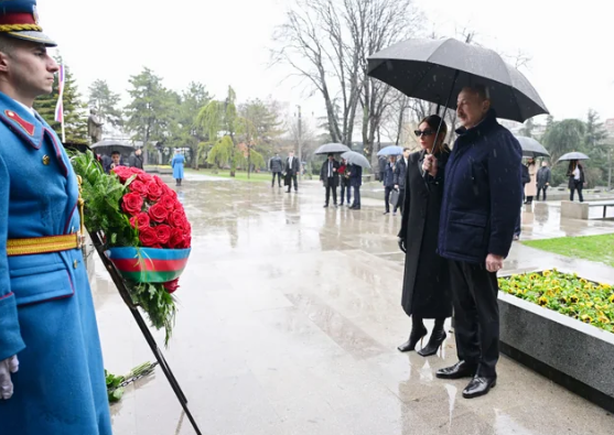 Prezident İlham Əliyev Belqradda ümummilli lider Heydər Əliyevin və serb yazıçısı Milorad Paviçin abidələrini ziyarət edib