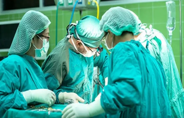 Dünyada bir ilk: Xəstəyə süni sümük implantı qoyuldu