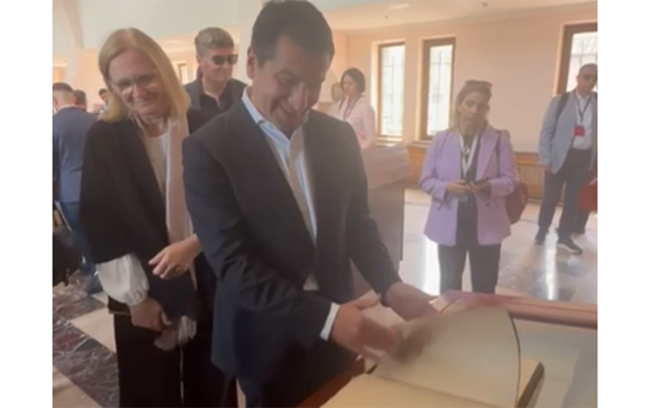 Hikmət Hacıyev həmin kitabı vərəqləyərək erməni saxtakarlığını ifşa etdi - Video