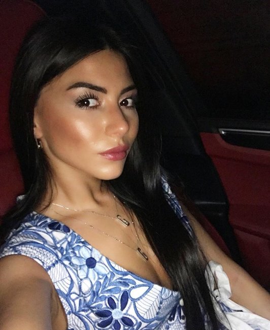 Aysel Əlizadə bahalı "Porche"sində pozlar verdi - FOTOLAR