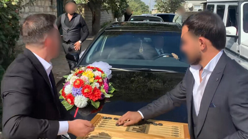 Gəlin maşınının qarşısını kəsib nərd oynadılar - Bəyin 4 dostu həbs edildi