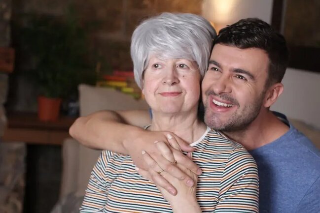 Evlənənlərin yaş fərqi: Qadın kişidən böyük olanda niyə qınanılır?