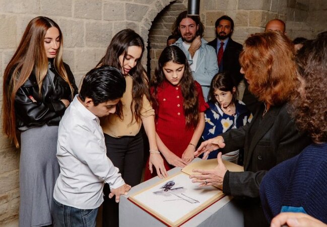 Leyla və Arzu Əliyevalar qızları ilə sərgidə... - Fotolar