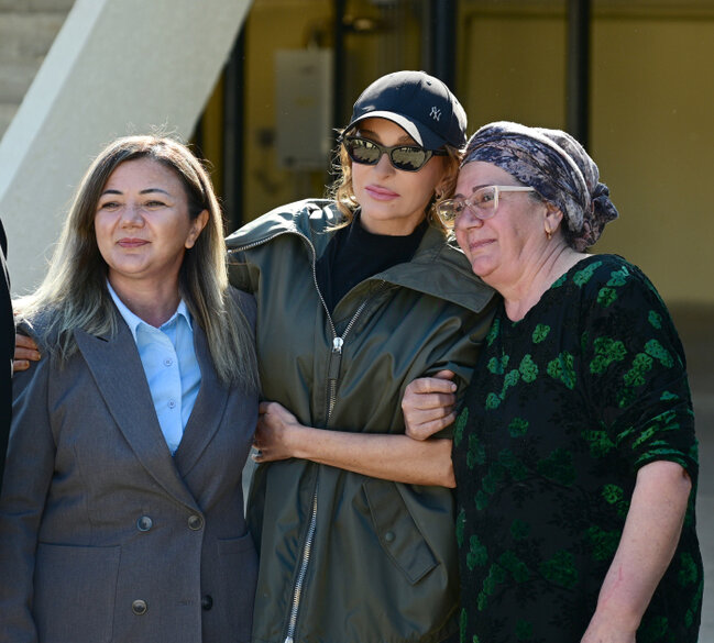 Prezident ailəsi ilə onlara qonaq getdi - Fotolar