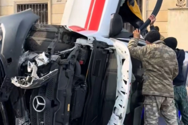 Bakıda təcili tibbi yardım maşını aşdı - GÖRÜNTÜ