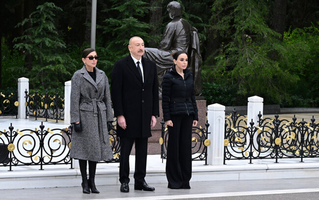 Prezident xanımı və qızı ilə Fəxri xiyabanda - Fotolar