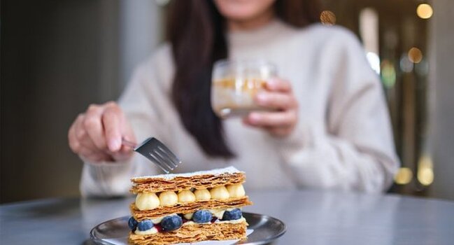 Qəribə səbəb: Səs-küy niyə şirniyyat yemək istəyi yaradır?