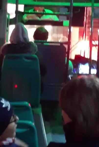 Damağında siqaret, əlində telefon-Bakıda sərnişin avtobusunun sürücüsü (VİDEO)