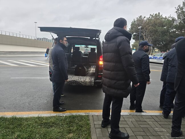 Ekipaj üzvlərinin cənazələri vida üçün aeroporta gətirildi - Foto