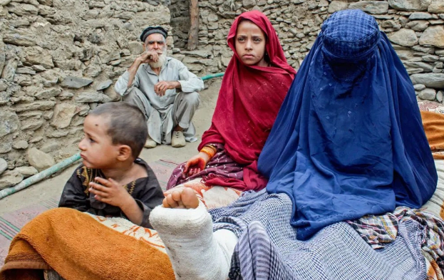 Əfqanıstanda zəlzələ faciəsi: Dağıntılar altından ancaq kişilər çıxarılır, qadınlar "unudulur"