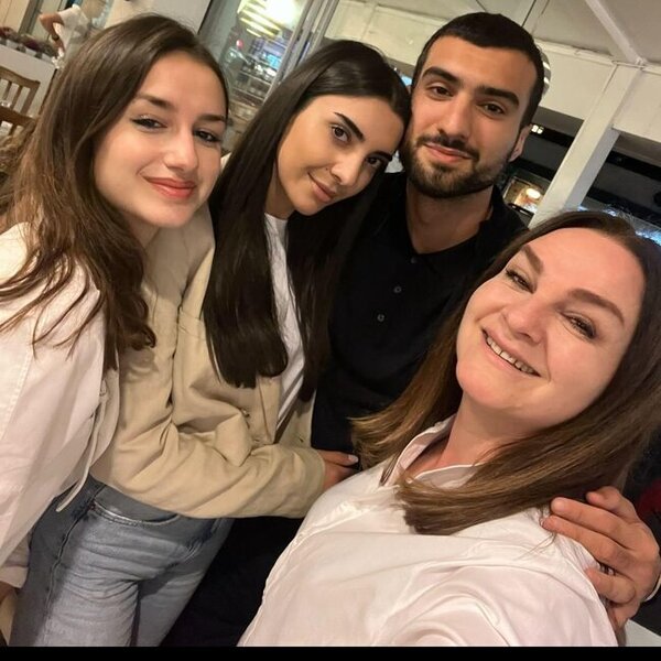 Mahir Emreli bacısı ilə aktrisanın qonağı oldu (FOTO)