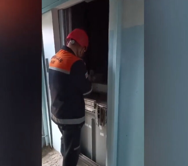 Bakıda azyaşlı liftdə qaldı - VİDEO