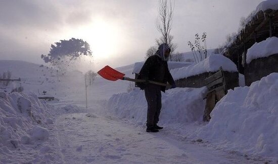 Kənd qarın altında qaldı: Evlərdən çıxmaq üçün tunel qazırlar - FOTO