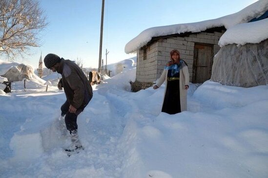 Kənd qarın altında qaldı: Evlərdən çıxmaq üçün tunel qazırlar - FOTO