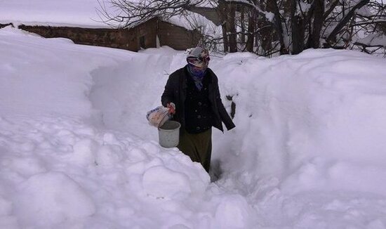 Kənd qarın altında qaldı: Evlərdən çıxmaq üçün tunel qazırlar - FOTO