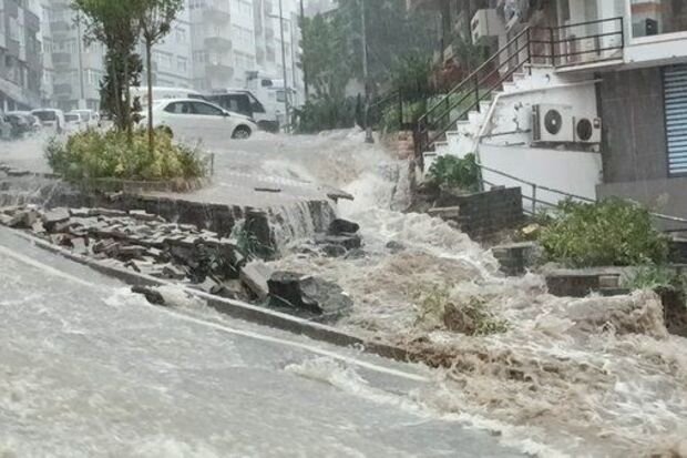 Samsunda leysan: Küçələri su basdı, yollar çökdü - VİDEO