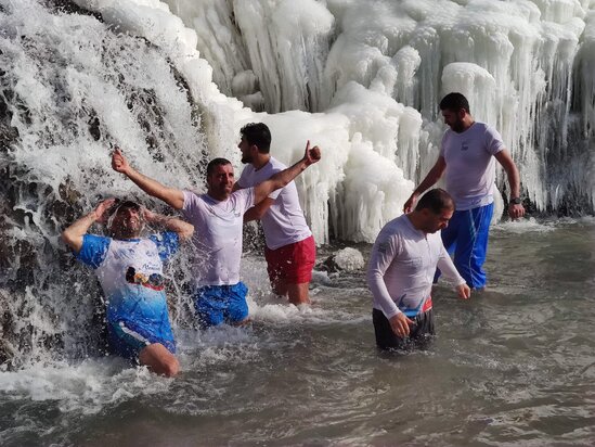 Donan şəlalənin buz kimi suyunda belə çimdilər - FOTO