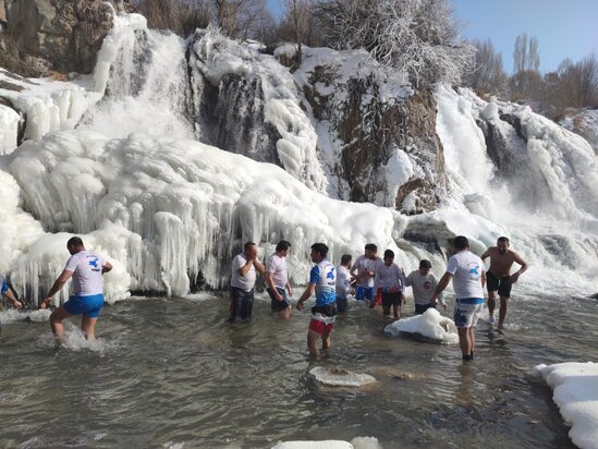 Donan şəlalənin buz kimi suyunda belə çimdilər - FOTO