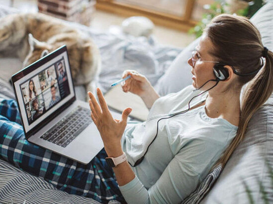 "Zoom"dan maraqlı statistika: İstifadəçilər görüşlərini əsasən yataqda keçiriblər