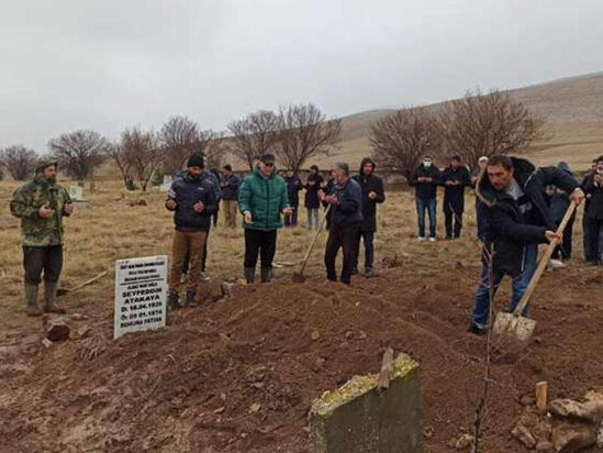 Cəsədi yumaq üçün tabutu açdılar: Ölən şəxsin üzünə baxanda ŞOKA DÜŞDÜLƏR - FOTOlar
