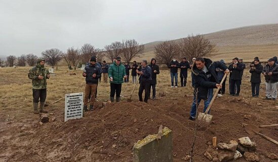 Cəsədi yumaq üçün tabutu açdılar: Ölən şəxsin üzünə baxanda ŞOKA DÜŞDÜLƏR - FOTOlar
