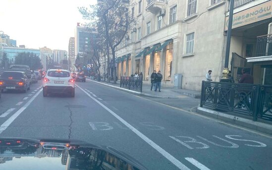 Bakıda əcaib zolaq: Bu prospektin yarısı... - FOTO