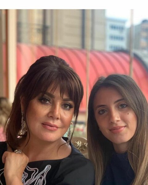 Adı iş adamı ilə eşq macərasında hallanmış əməkdar artist QIZINI GÖSTƏRDİ - FOTO