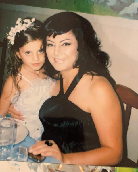 Adı iş adamı ilə eşq macərasında hallanmış əməkdar artist QIZINI GÖSTƏRDİ - FOTO