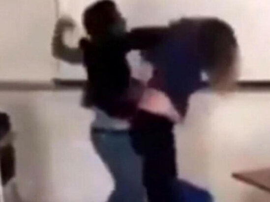 Məktəbdən YENİ görüntü: Şagird müəllimlə davaya çıxdı - VİDEO