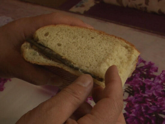 Bakıda çörəyin içindən görün çıxdı - VİDEO