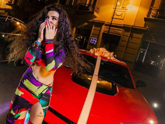 Müğənninin maşınına hücum edən həbs olundu