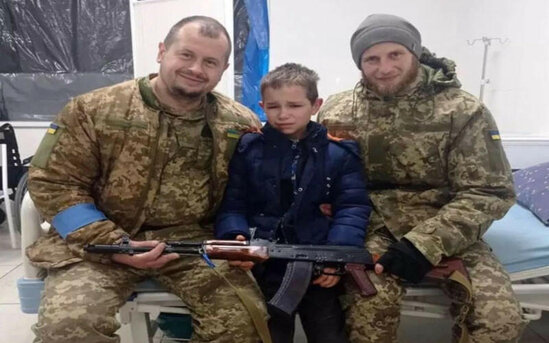 Ukraynada hamı bu uşaqdan danışır: Gecə evdən qaçaraq...