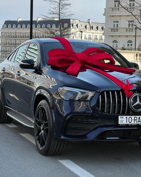 Azərbaycanlı aparıcıya 220 min manatlıq HƏDİYYƏ - FOTO