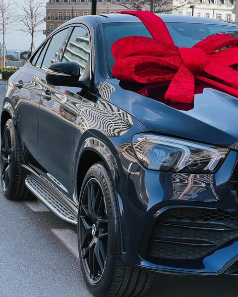 Azərbaycanlı aparıcıya 220 min manatlıq HƏDİYYƏ - FOTO